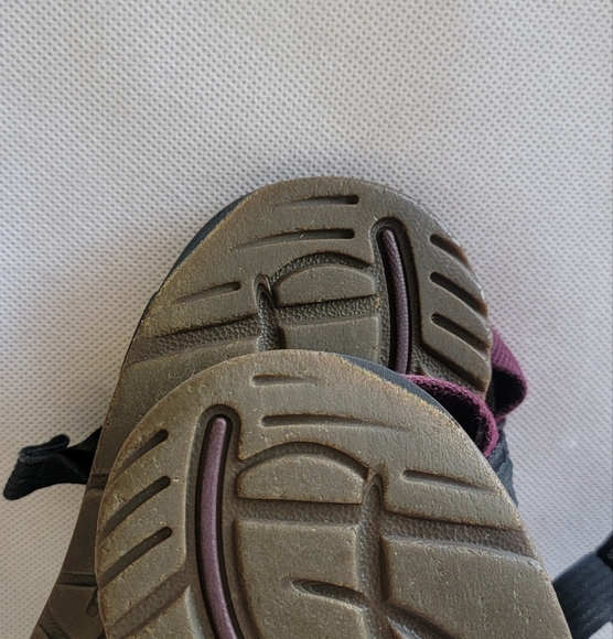 CHACO BURGANDY SANDALS (sz 7) - Picture 5 of 7